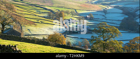 Tôt le matin au gel Yorkshire Dales à distance, Skyreholme hameau près de Simons siège à Wharfedale, North Yorkshire, Angleterre, Royaume-Uni, Europe Banque D'Images