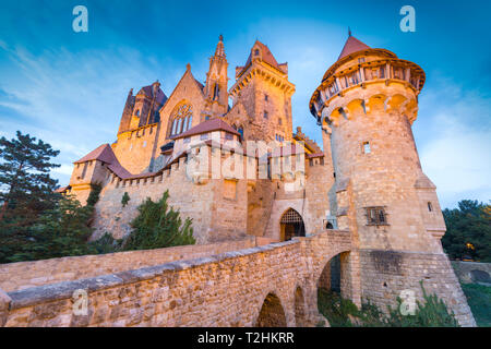 Burg Kreuzenstein au crépuscule, près de Leobendorf en Basse Autriche, Autriche, Europe Banque D'Images