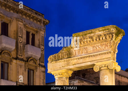 Porte d'entrée lumineuse de l'Amphithéâtre antique de Catane au crépuscule, Catane, Sicile, Italie, Europe Banque D'Images