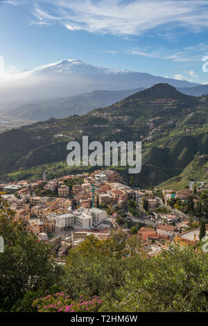 Voir l'église de Madonna della Rocca sur Taormine et l'Etna, Taormina, Sicile, Italie, Europe Banque D'Images