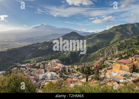 Voir l'église de Madonna della Rocca sur Taormine et l'Etna, Taormina, Sicile, Italie, Europe Banque D'Images