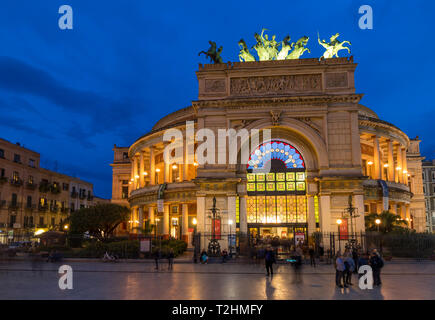 Le théâtre Politeama pendant heure bleue, Palerme, Sicile, Italie, Europe Banque D'Images