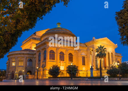 Le théâtre Massimo (Teatro Massimo) pendant l'heure bleue, Palermo, Sicily, Italy, Europe Banque D'Images