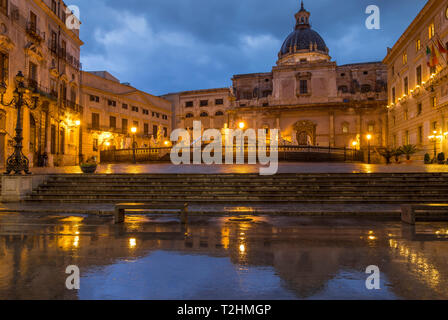 La place Pretoria et coupole de l'église Santa Caterina d'Alessandria Church reflète dans une flaque, Palermo, Sicily, Italy, Europe Banque D'Images