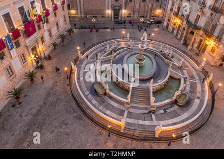 La fontaine prétorienne (Fontana Pretoria) , Palais Prétorien et San Giuseppe dei Padri Teatini Église, Palerme, Sicile, Italie, Europe Banque D'Images