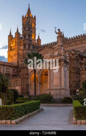 La cathédrale de Palerme (Site du patrimoine mondial de l'UNESCO) au crépuscule, Palermo, Sicily, Italy, Europe Banque D'Images