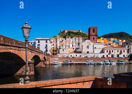 Château de Serravalle au-dessus de la rivière Temo de Bosa, Sardaigne, Italie, Europe Banque D'Images