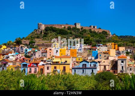 Château de Serravalle au-dessus de la ville de Bosa, Sardaigne, Italie, Europe, Bosa, Sardaigne, Italie, Europe Banque D'Images