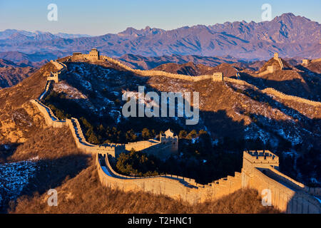 Sunlit Jinshanling et Simatai sections de la Grande Muraille de Chine, Site du patrimoine mondial de l'UNESCO, la Chine, l'Asie de l'Est Banque D'Images