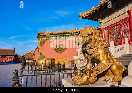 La Chine, Pékin, Cité Interdite, statue de Lion Banque D'Images