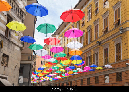 Flottant de couleur vive les parapluies, Gênes, Ligurie, Italie, Europe Banque D'Images