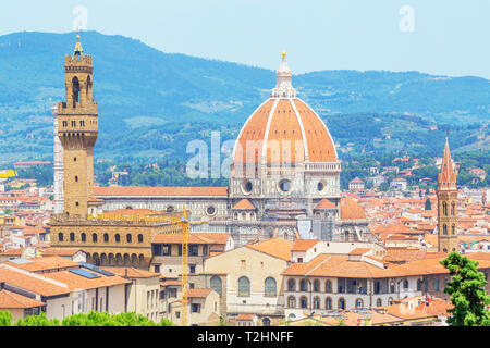 Voir l'Unesco de Duomo Santa Maria del Fiore et le Palazzo Vecchio de jardins Bardini, Florence, Toscane, Italie, Europe Banque D'Images