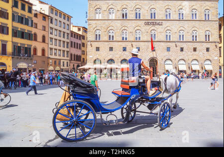 Transport de chevaux sur la Piazza della Signoria, Florence, Toscane, Italie, Europe Banque D'Images