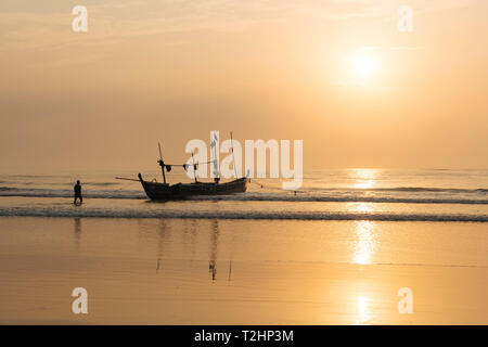 Lever du soleil à Busua Beach, Busua, Ghana, Afrique Banque D'Images