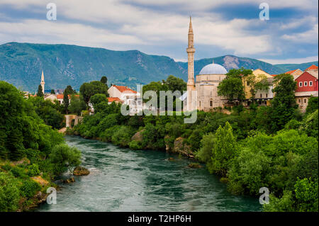Koski Mehmed Pacha Mosquée par la Neretva à Mostar, Bosnie et Herzégovine, de l'Europe Banque D'Images