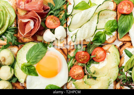 Vue de dessus de toasts avec légumes coupés et prosciutto Banque D'Images