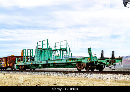 Une grue de l'Ohio 60 MPX et l'équipement de soutien de la Union Pacific Railroad au lac Salton California USA Banque D'Images