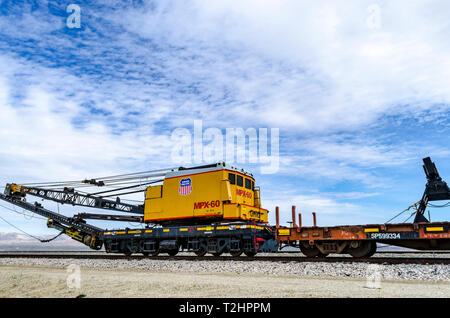 Une grue de l'Ohio 60 MPX et l'équipement de soutien de la Union Pacific Railroad au lac Salton California USA Banque D'Images