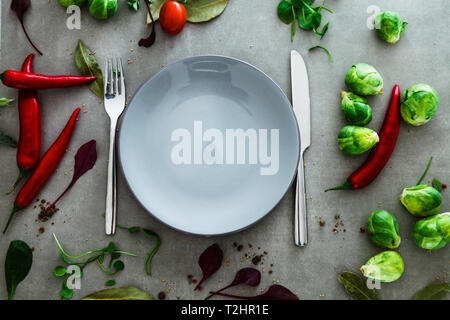 Légumes frais flatlay passage cadre. Mise en page de l'alimentation. Variété de légumes Banque D'Images