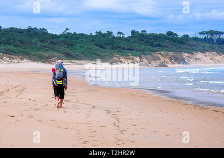 Sac à dos avec pèlerin passe plage sur la voie du Camino de Santiago, Espagne Banque D'Images