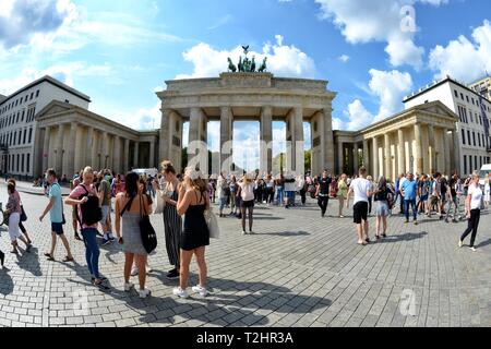 Les touristes devant la porte de Brandebourg, Berlin, Allemagne Banque D'Images