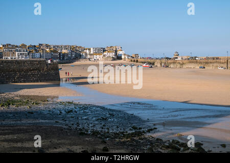 St Ives harbour on a bright sunny day Mars, vu de la plage de Porthminster, Cornwall, England, UK Banque D'Images