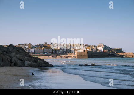 St Ives harbour on a bright sunny day Mars, vu de la plage de Porthminster, Cornwall, England, UK Banque D'Images