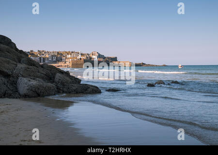 St Ives harbour on a bright sunny day Mars, vu de la plage de Porthminster, Cornwall, England, UK Banque D'Images