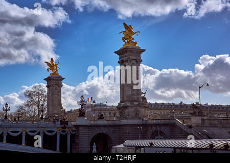 Beau printemps vue sur le pont Alexandre III sur la Seine à Paris. Sculptures à l'entrée du Pont Alexandre III à Paris, France, Banque D'Images