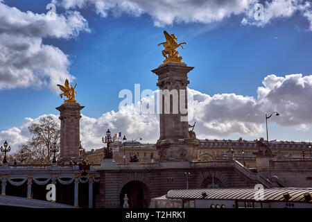 Beau printemps vue sur le pont Alexandre III sur la Seine à Paris. Sculptures à l'entrée du Pont Alexandre III à Paris, France, Banque D'Images