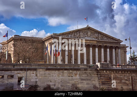 Belle vue sur la croisière à partir de la Seine vers l'Assemblée Nationale (Palais Bourbon) - le Parlement français vu à travers. Banque D'Images