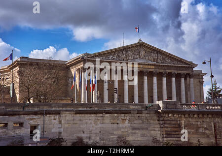 Belle vue sur la croisière à partir de la Seine vers l'Assemblée Nationale (Palais Bourbon) - le Parlement français vu à travers. Banque D'Images