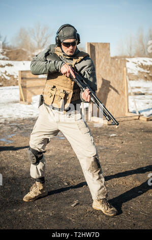 Le tir au pistolet à la pompe de combat tactique de la formation. Arme fusil de cours d'action. De tir en plein air Banque D'Images