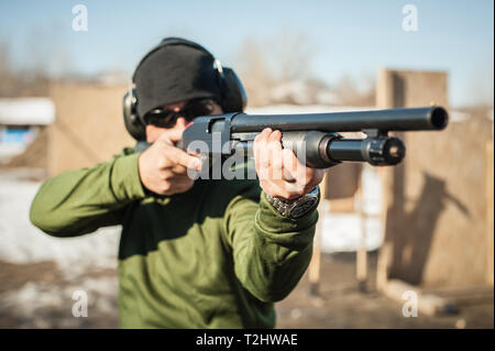 Le tir au pistolet à la pompe de combat tactique de la formation. Arme fusil de cours d'action. De tir en plein air Banque D'Images