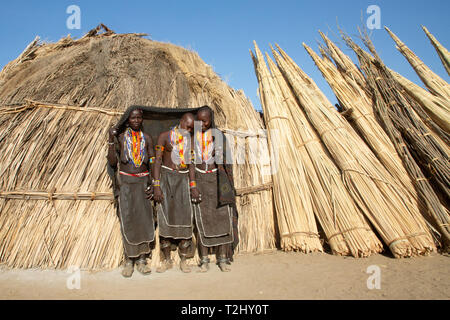 Un groupe de filles arbore dans leur village de rire à l'extrémité nord du lac Chew Bahir dans le sud de l'Ethiopie Banque D'Images