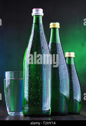 La composition avec différentes sortes de bouteilles contenant de l'eau minérale. Banque D'Images