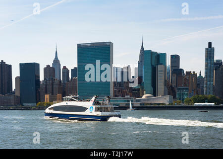 Le Ferry de la ville de New York dans l'East River, New York City. Banque D'Images