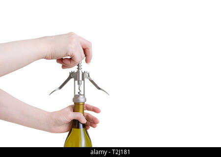 Les filles de race blanche s'ouvre à la main une bouteille de vin avec un tire-bouchon. Isoler blanc Banque D'Images