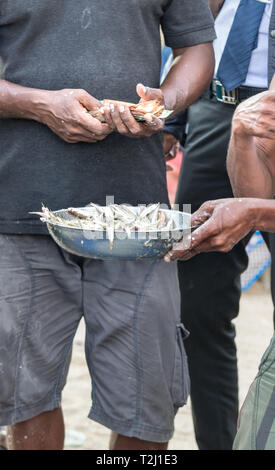 Fisherman holding de l'argent en vendant du poisson frais au marché de poissons local dans la région de Galle, au Sri Lanka. Banque D'Images