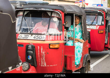 Galle, Sri Lanka - Février 18th, 2019 : une femme sri lankaise locale, assis à bord d'un tuk tuk à Matara Road à Galle, au Sri Lanka. Banque D'Images