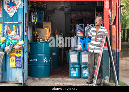 Galle, Sri Lanka - Février 18th, 2019 : Un moteur du Sri Lanka - fournisseur de l'huile à moteur, d'attente pour les clients debout à son atelier à Matara Rd à Galle Banque D'Images