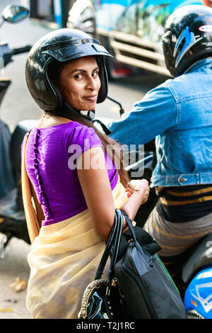 Galle, Sri Lanka - Février 18th, 2019 : Portrait d'une femme portant un sri-lankais saree kandyan et casque, prêt à embarquer pour un cycle moto à la str Banque D'Images