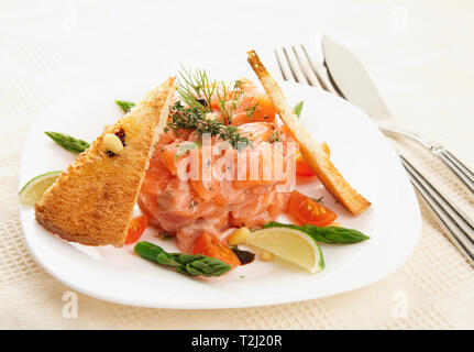 Carpaccio de saumon tourné sur table de restaurant Banque D'Images