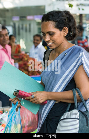 Galle, Sri Lanka - Février 18th, 2019 : Portrait d'une femme portant un sri-lankais saree, acheter des légumes de Kandy au street market à Galle, Banque D'Images