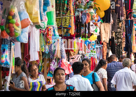 Galle, Sri Lanka - Février 18th, 2019 : Les gens qui marchent autour de la rue marché au centre-ville de Galle, au Sri Lanka. Banque D'Images