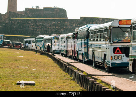 Galle, Sri Lanka - Février 18th, 2019 : Queue des bus au centre de la ville de Galle, au Sri Lanka. Banque D'Images