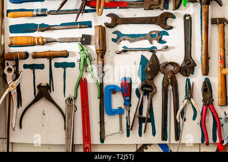 Scène de l'atelier. Vieux outils durée contre une table et le mur. Style Garage Banque D'Images