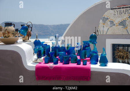 Vases bleus faits main exposés sur un marché mettant en vedette des artistes locaux à Santorin, en Grèce. Banque D'Images