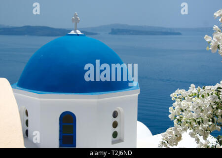 Une belle église orthodoxe classique, est situé sur la falaise de Santorin, donnant sur la mer Égée. Banque D'Images