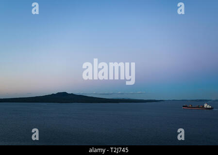 Auckland, Nouvelle-Zélande. Bateau à travers le canal de Rangitoto Banque D'Images